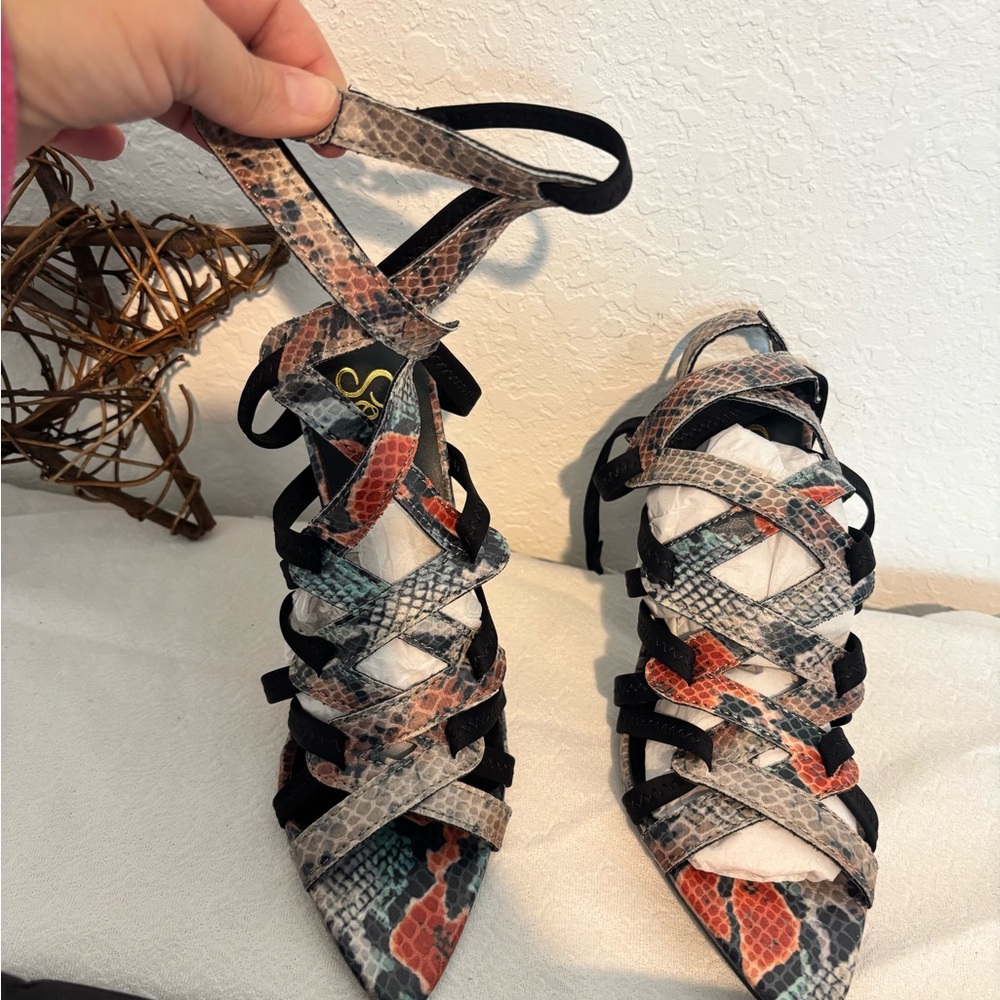 So Me Chic Snakeskin Strappy Heels sz 7